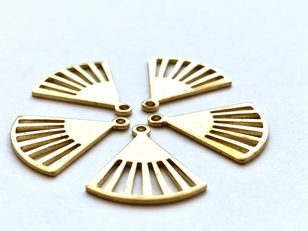 7.Prívesok zlatý krátky 14x18