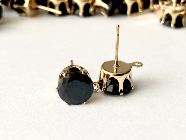 Black v zlatom puzdre